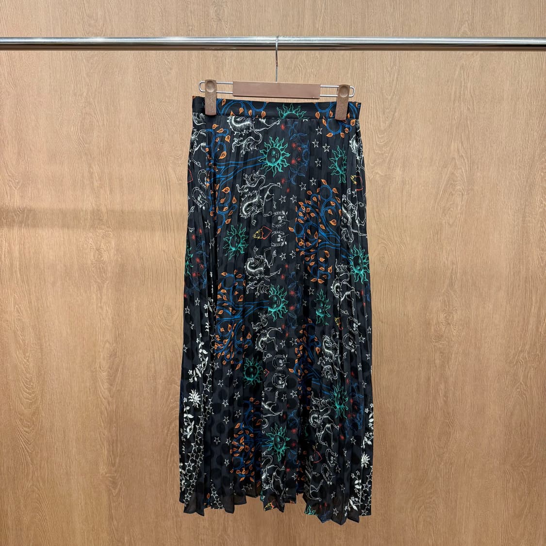 산드로 밴딩 플리츠 롱 스커트 유니크 패턴 프린팅 디테일 블랙 상품이미지3