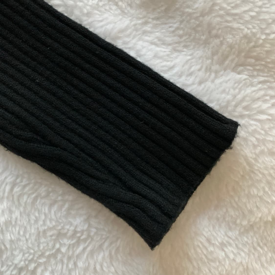 반폴라 옆트임 버튼조절 골지 슬림 블랙 니트 상품이미지6