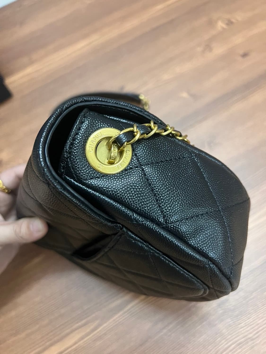 샤넬뷰티 블랙 캐비어 반달플랩백 퀄팅 숄더백 VIP 상품이미지6