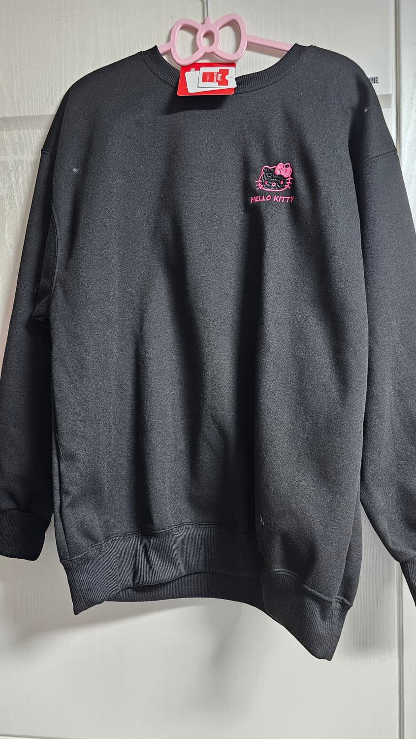 아베일 헬로키티 핑크자수 블랙 맨투맨 상품이미지1