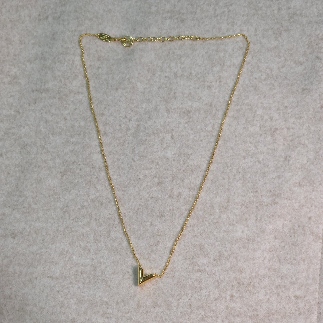 루이비통 에센셜 v 목걸이 상품이미지3