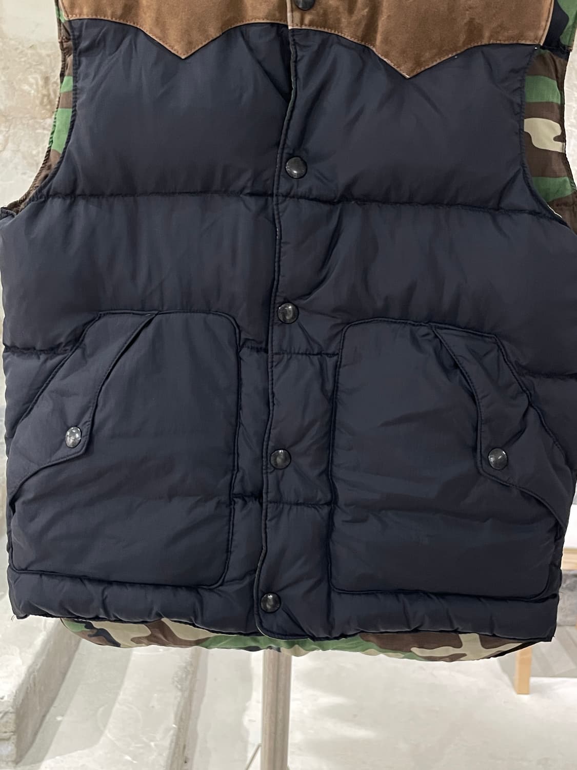 데님 앤 서플라이 랄프로렌 블랙 앤 카모 리버시블 덕 다운 베스트 상품이미지3