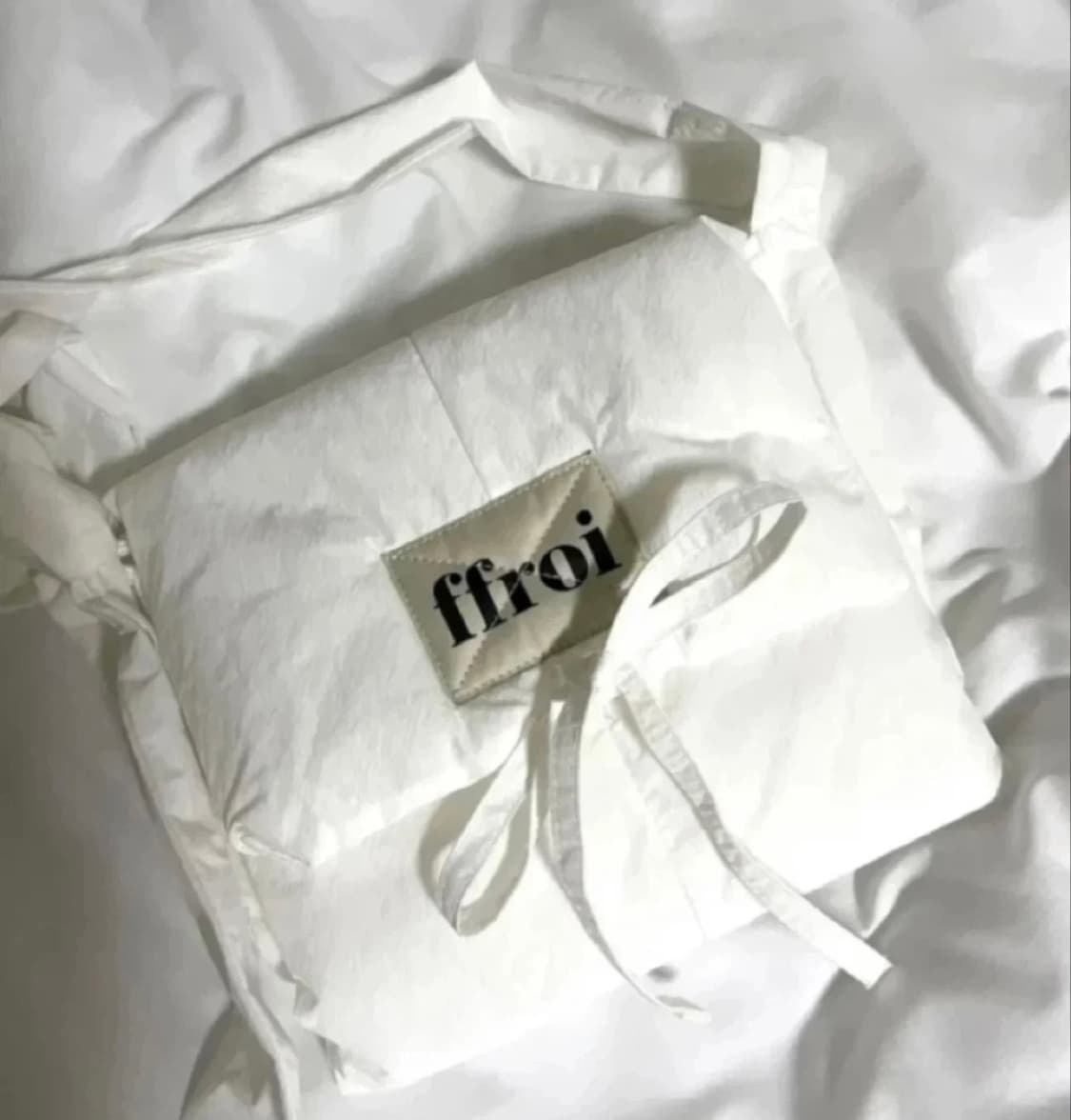 프루아 브리즈백 패딩가방 휴닝바히에 착용 상품이미지1