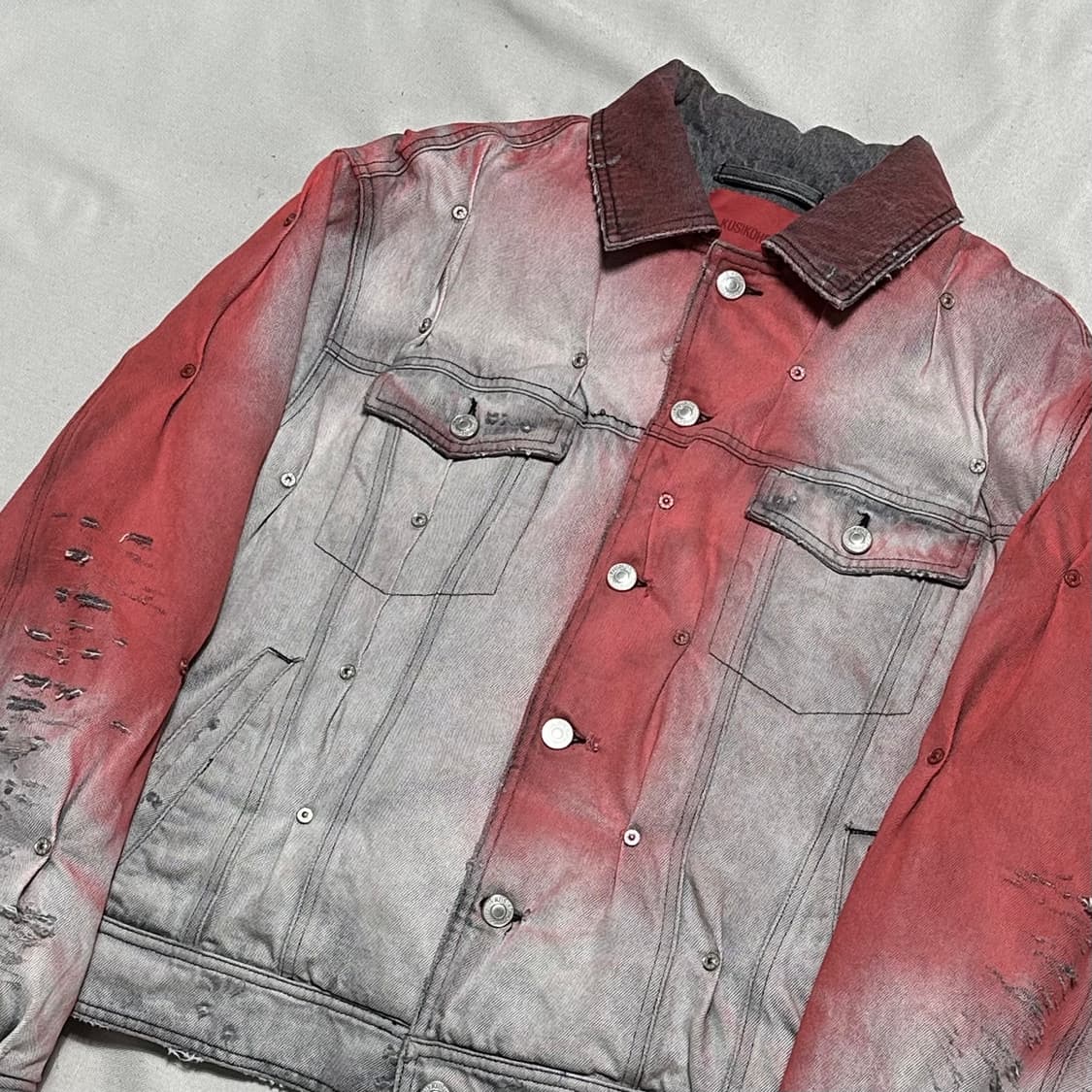 M KUSIKOHC 그레이 레드 패딩 멀티 리벳 데님 재킷 상품이미지1