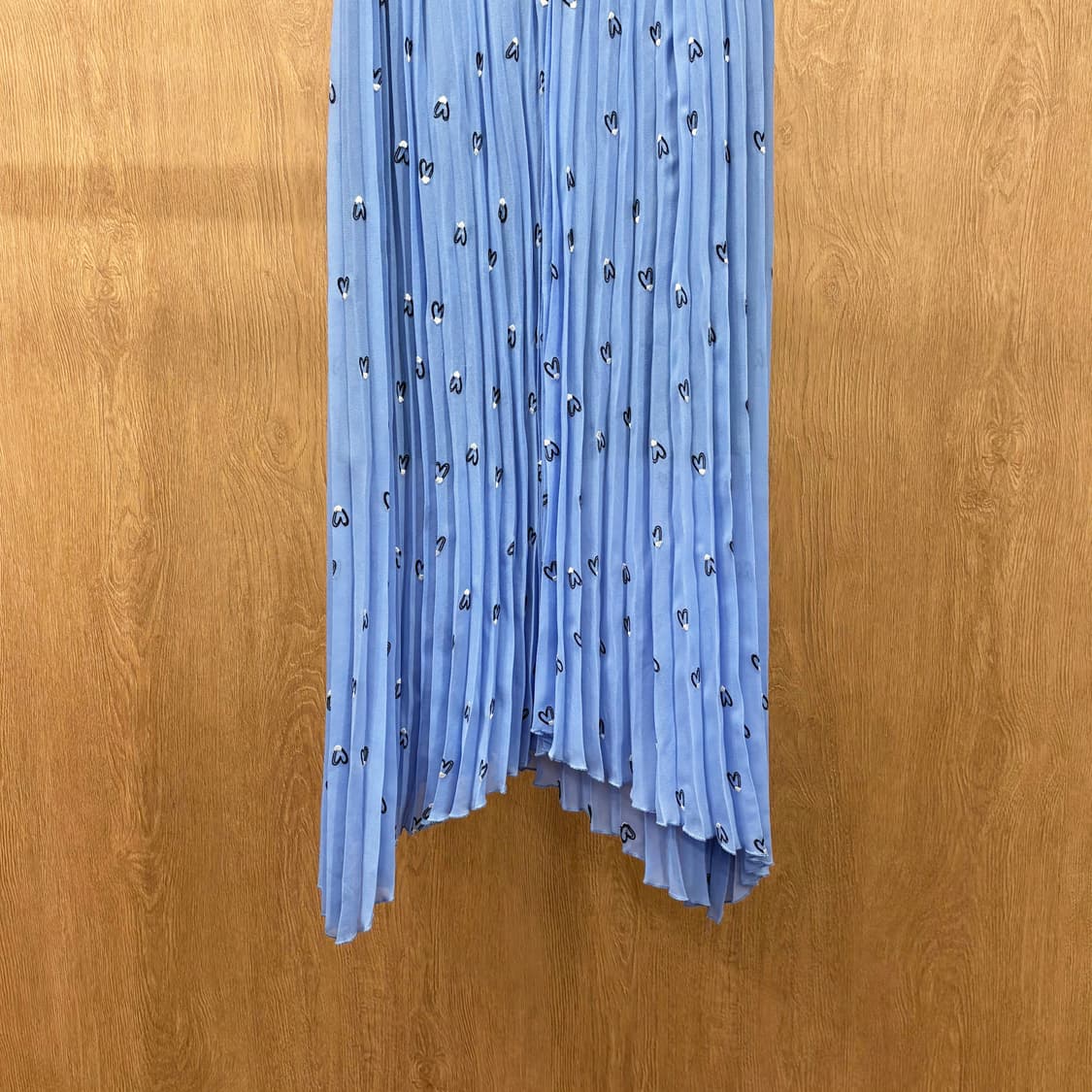 마쥬 플리츠 롱 스커트 허리 밴딩 하트 자수 패턴 디테일 스카이 블루 상품이미지5