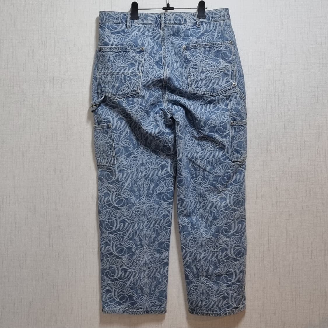 슈프림 올오버 로고 데님 팬츠 상품이미지2