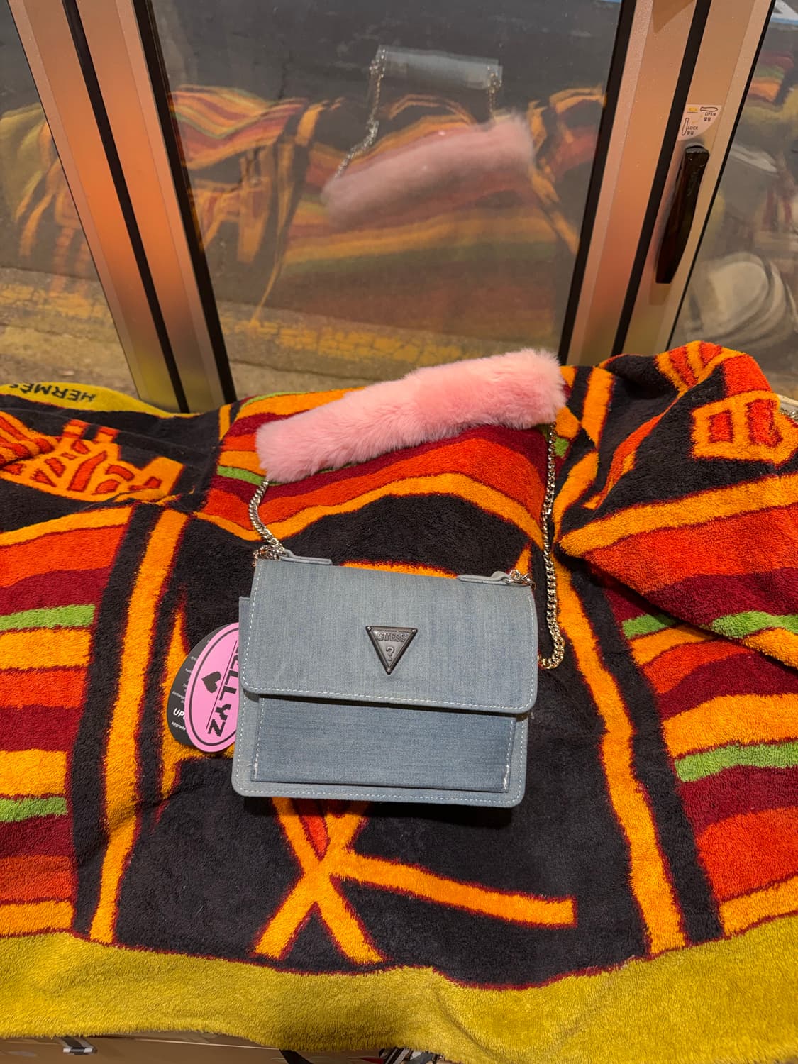 게스 데님 체인 미니 크로스백 상품이미지1