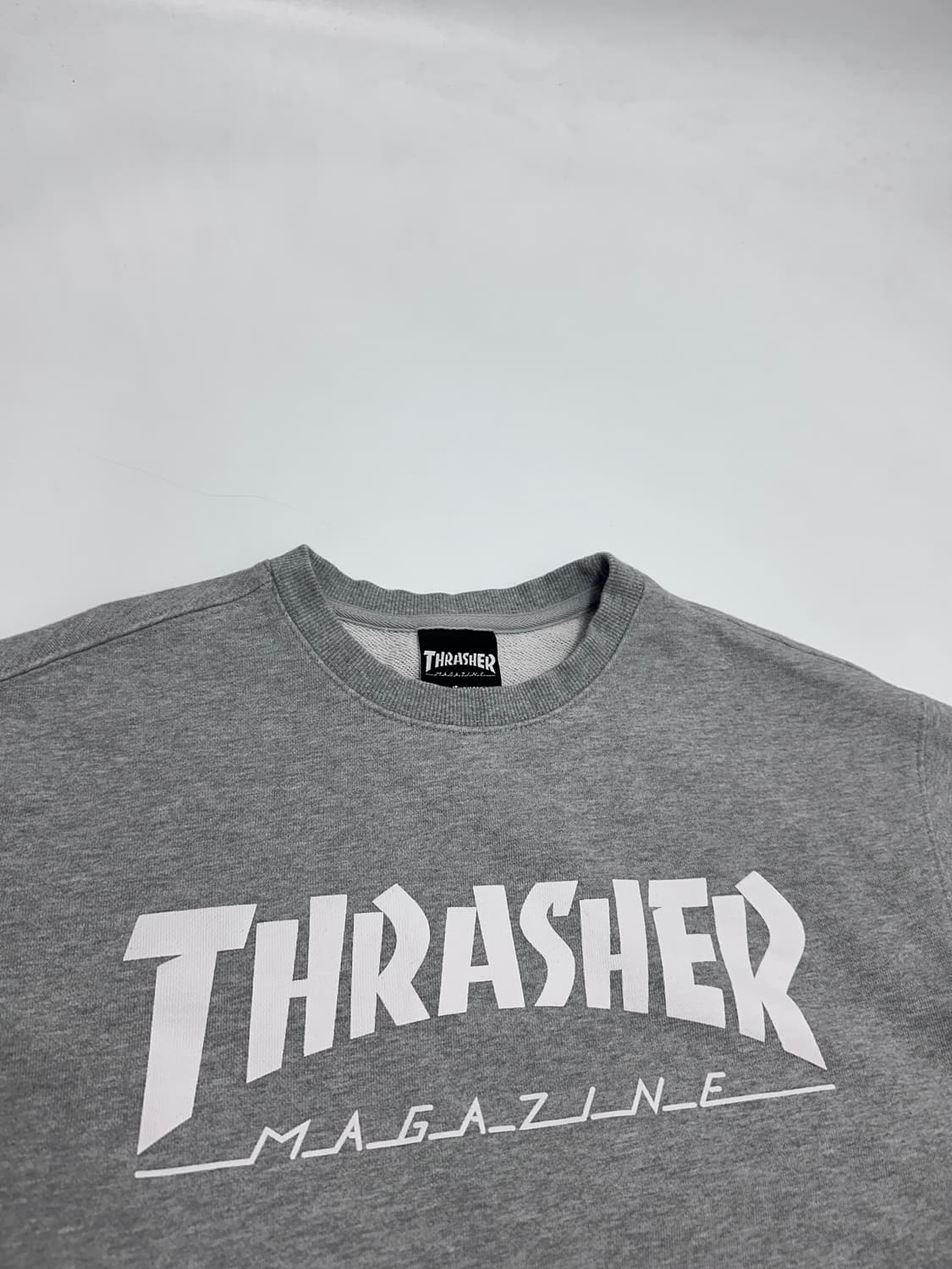 트레셔 빅로고 그레이 맨투맨 상품이미지2