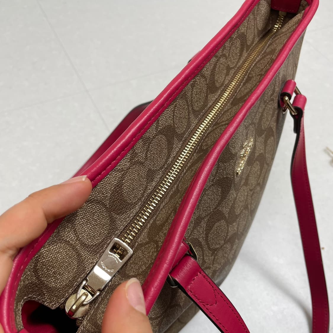 코치 Coach 시그니처 레더 트리밍 집 탑 숄더백 상품이미지6