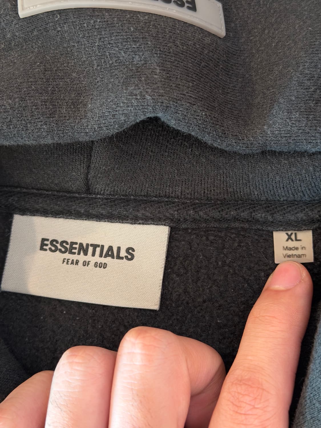 에센셜 피어오브갓 실리콘 로고 후드티 블랙 상품이미지6