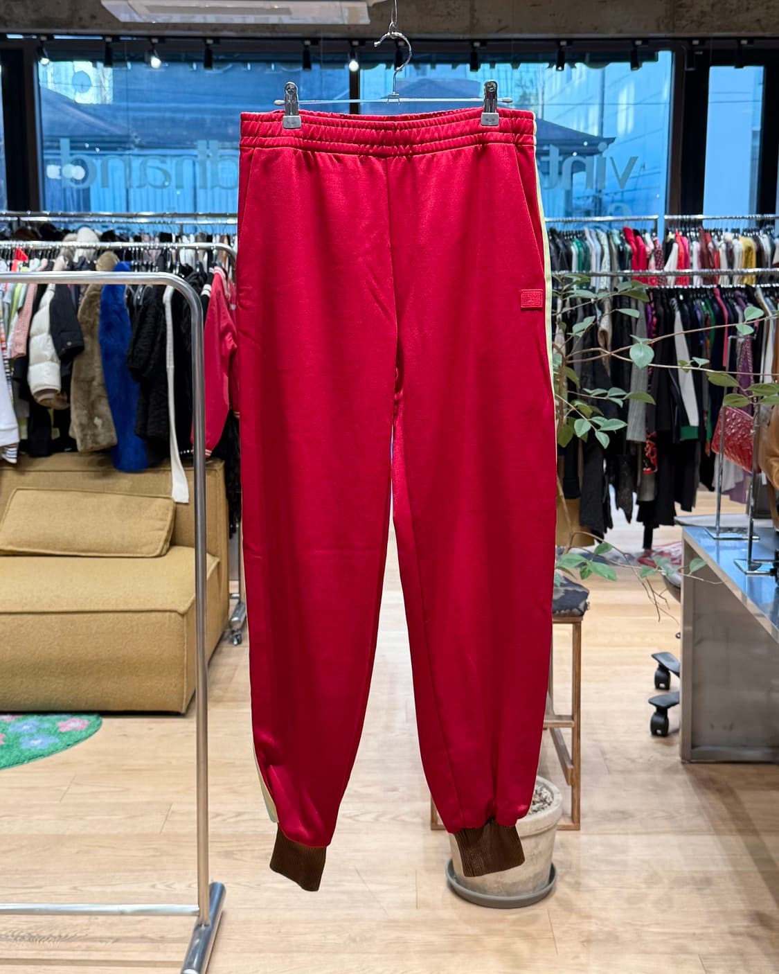 아크네 스튜디오 레드 페이스패치 스웻 팬츠  상품이미지1