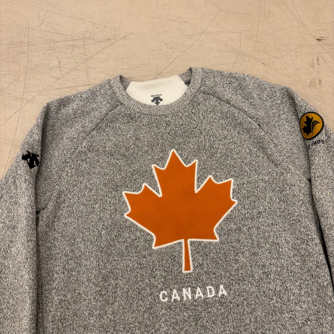 데상트 메이플 캐나다 그레이 맨투맨 상품이미지2