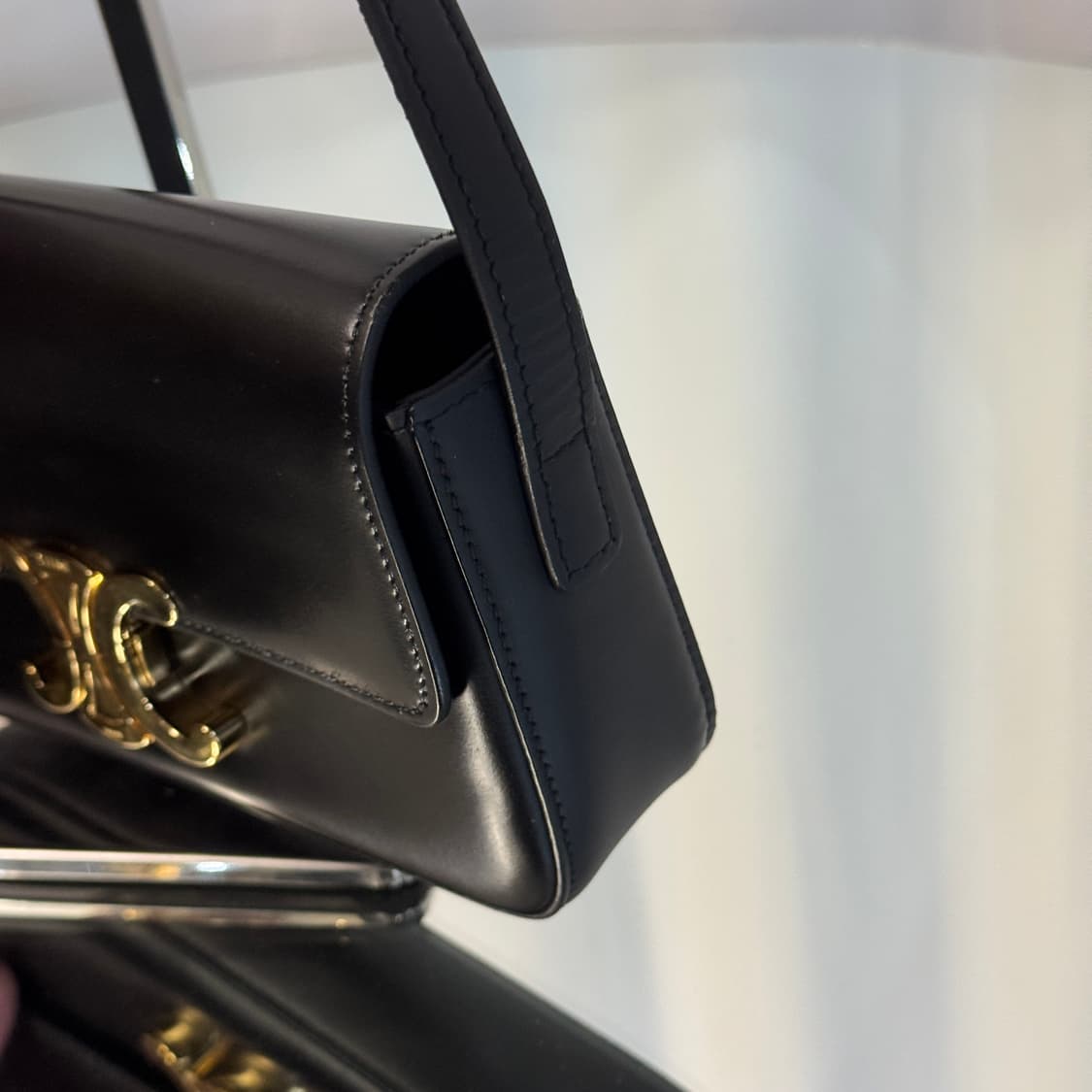 셀린느 트리옹프 클로드 숄더백 카프스킨 블랙 상품이미지5