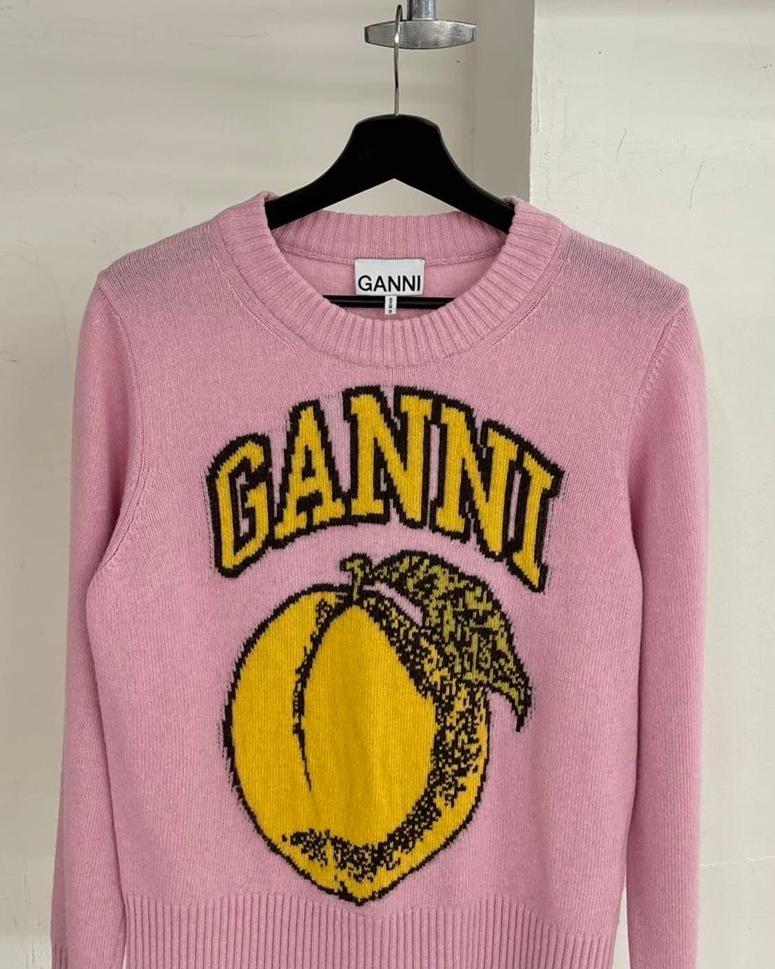 가니 그래픽 프린트 오넥 풀오버 코랄 블러쉬 니트 상품이미지2