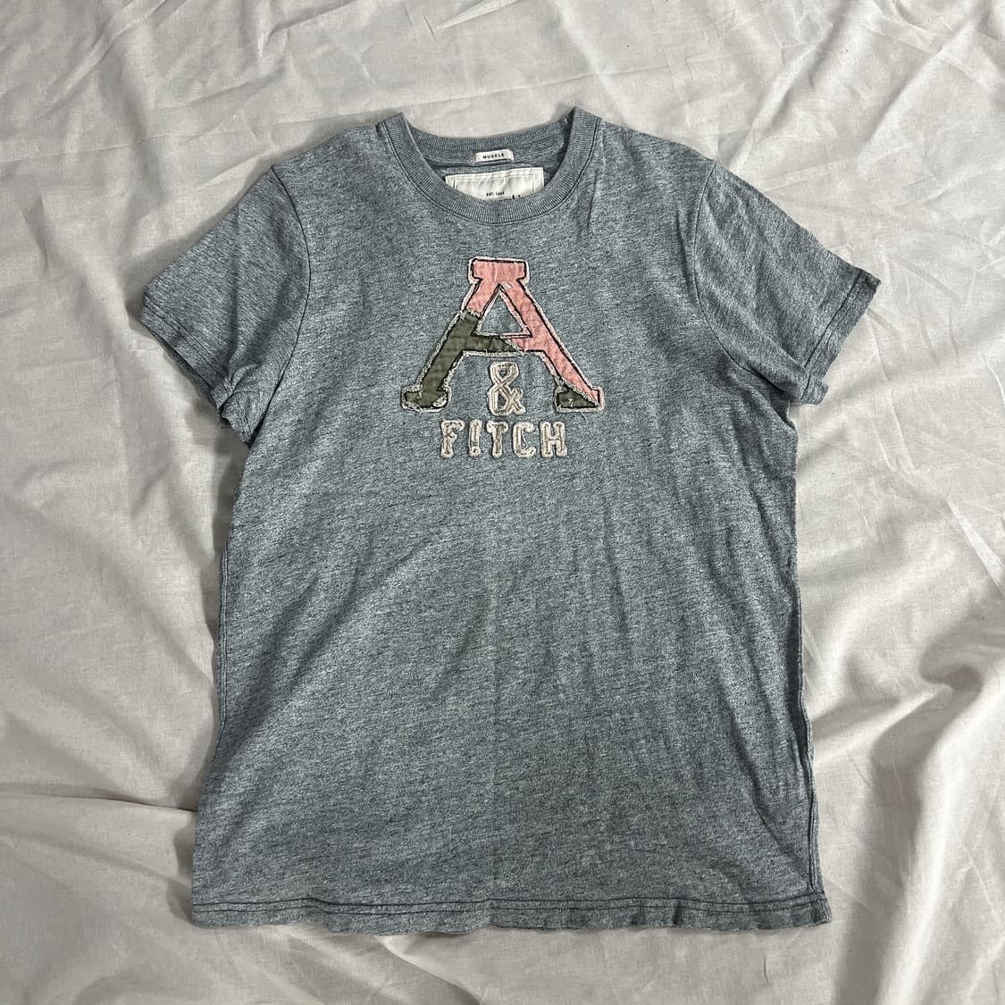 아베크롬비 앤 피치 그레이 핑크 패치 반팔 상품이미지2
