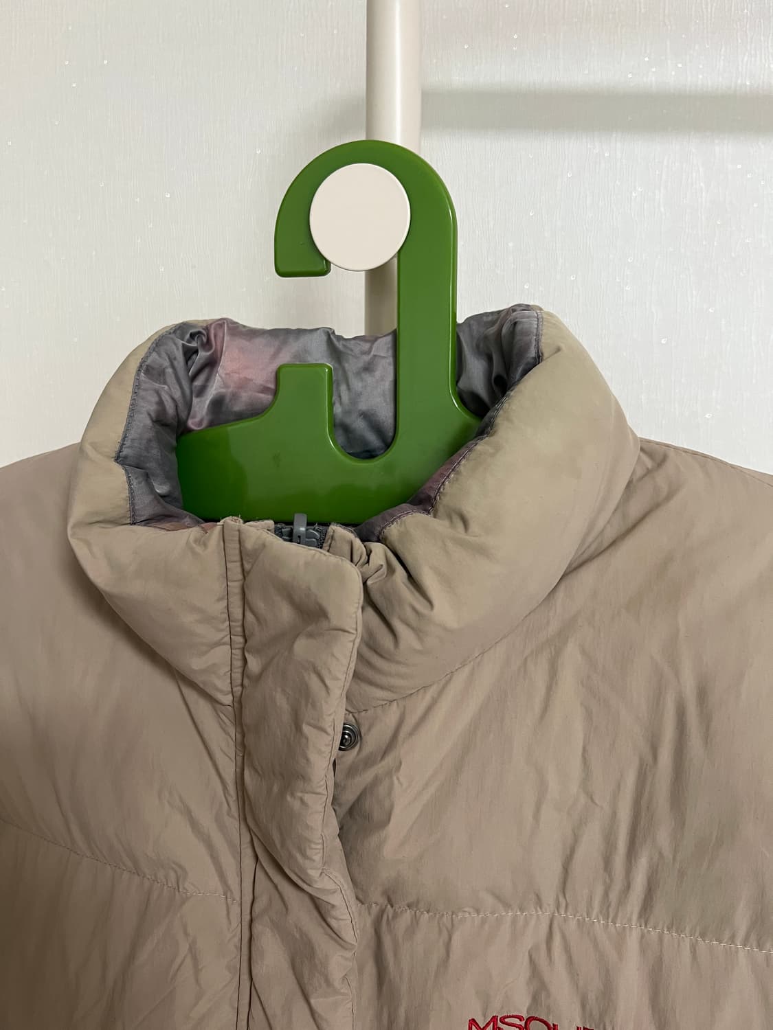 MSCHF 미스치프 로고 자수 크롭 숏패딩 Beige 상품이미지3