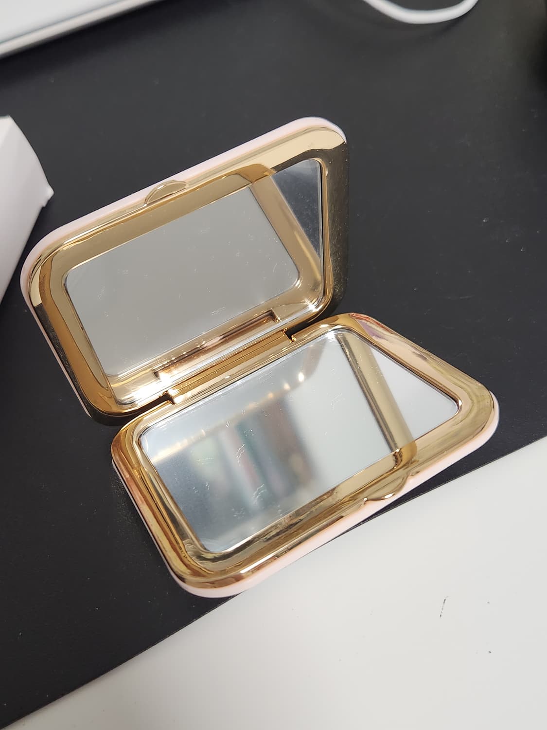 미우미우 뷰티 거울 상품이미지3