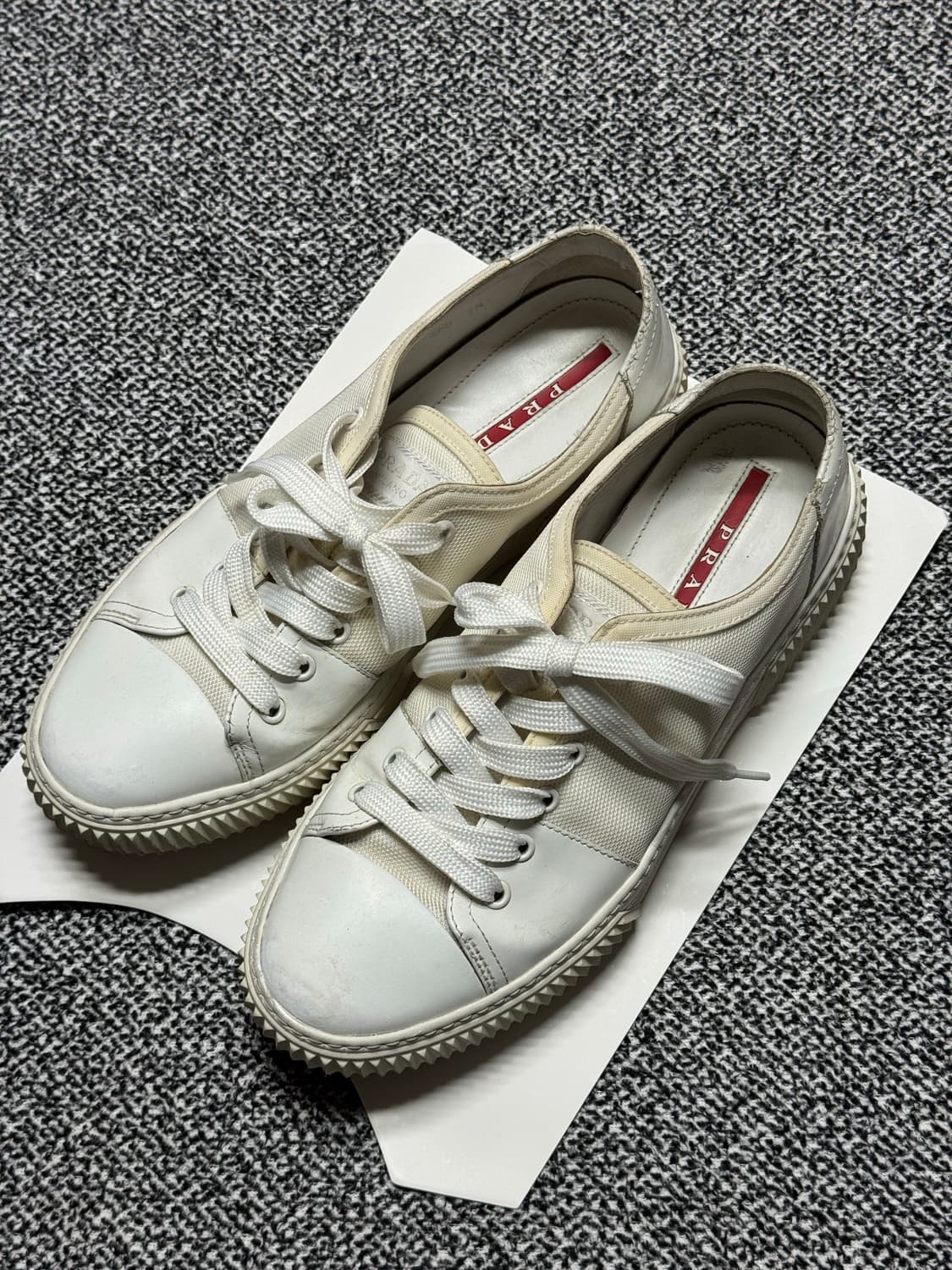 프라다 화이트스니커즈 상품이미지1