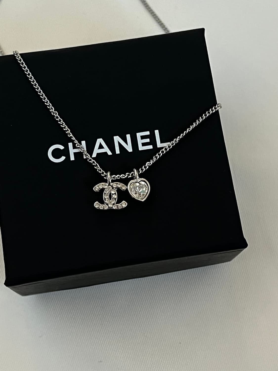 샤넬 정품 업사이클링 CC 데일리 하트 실버네크리스 상품이미지1
