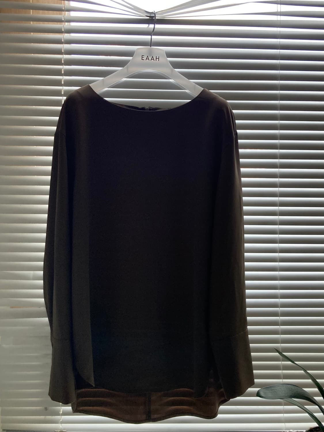 Eaah Cupro Blouse – Khaki 상품이미지1