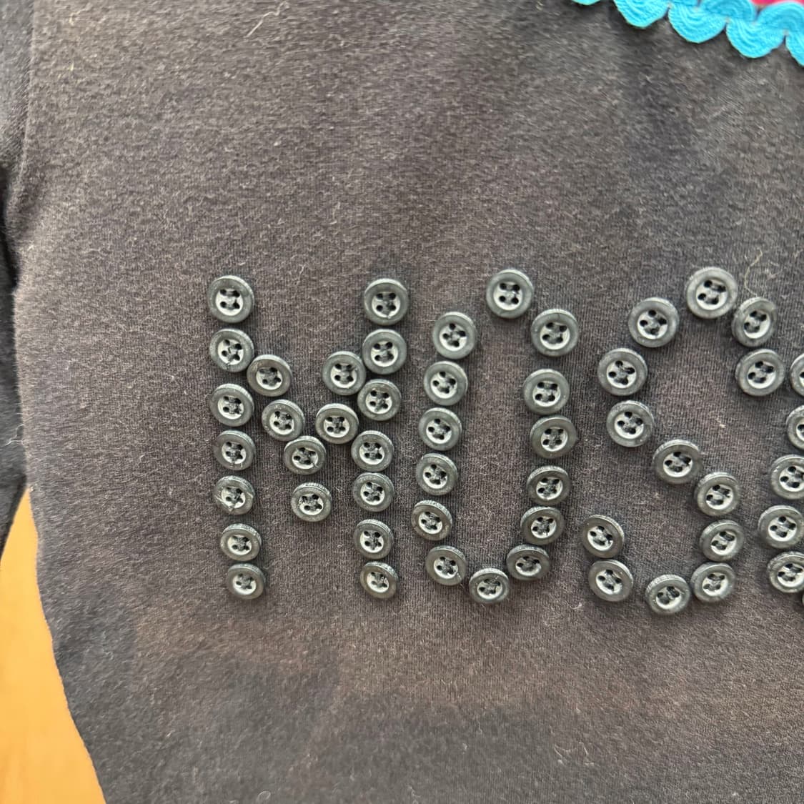 모스키노 진스 롱슬리브 티셔츠 넥 소매 배색 라인 버튼 로고 디테일 블랙 상품이미지6