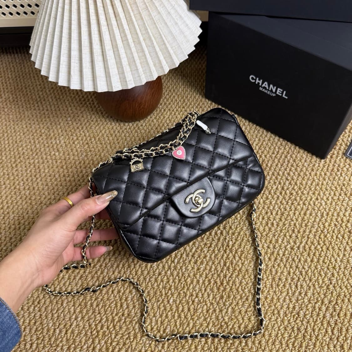 샤넬VIP 리미티드 에디션 기프트 래더 하트쉐입 크로스백 상품이미지4