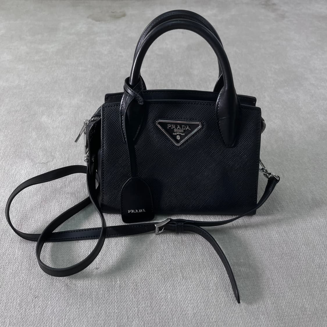 프라다 크리스틴 사피아노 도트백 상품이미지1