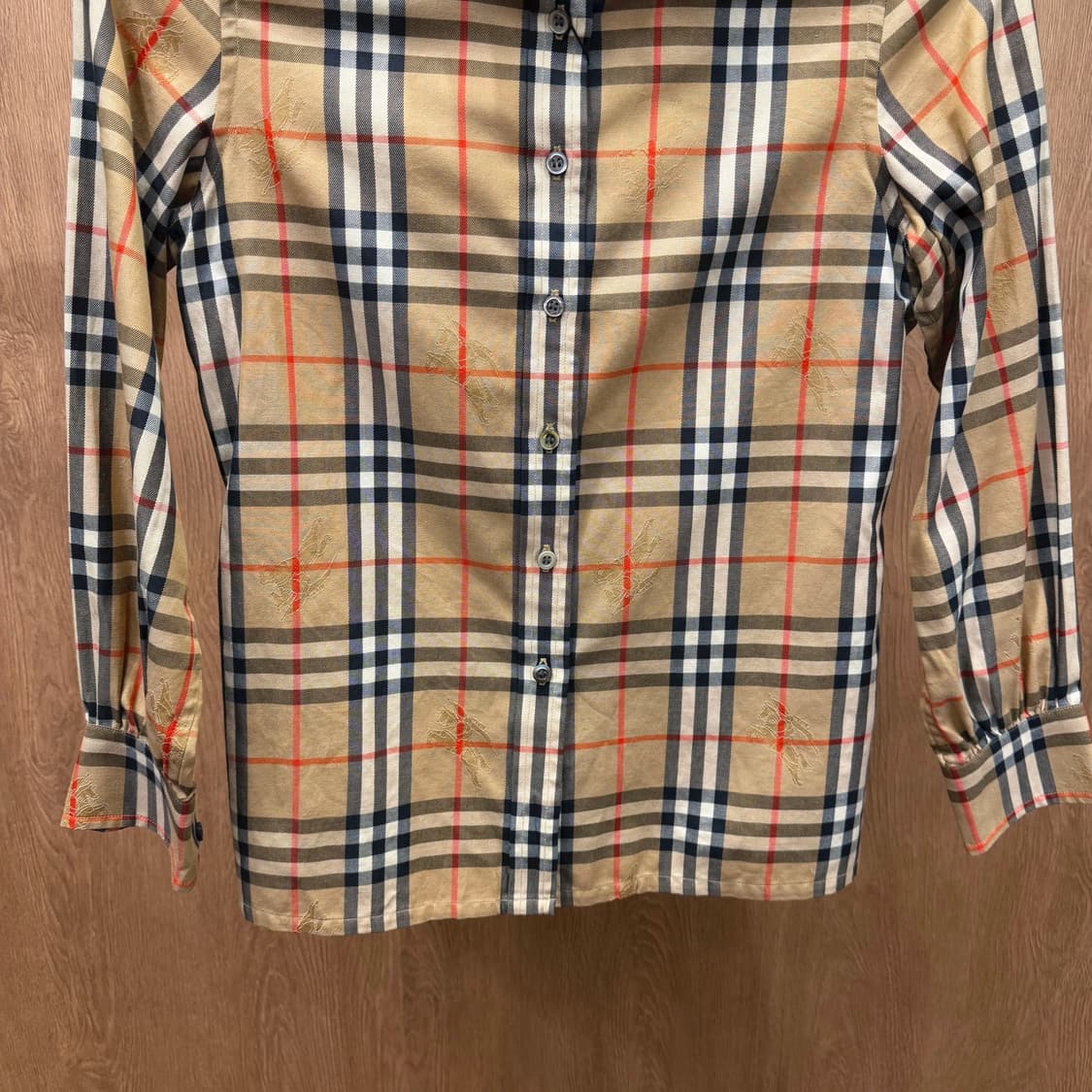 버버리 코튼 긴팔 셔츠 체크 패턴 로고 자수 디테일 슬림핏 베이지 상품이미지5