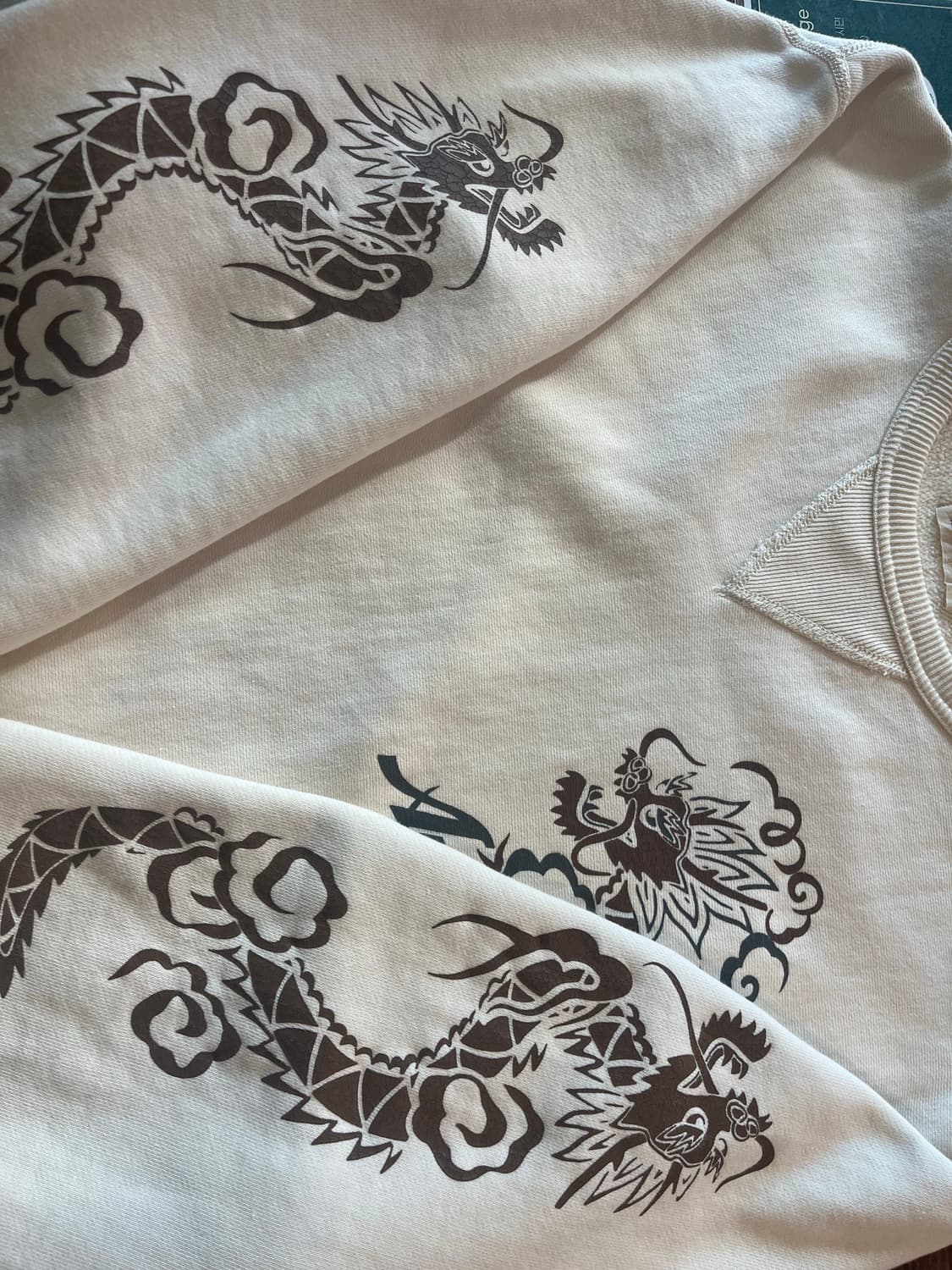 아비렉스 90's 드래곤 프린트 맨투맨 상품이미지7