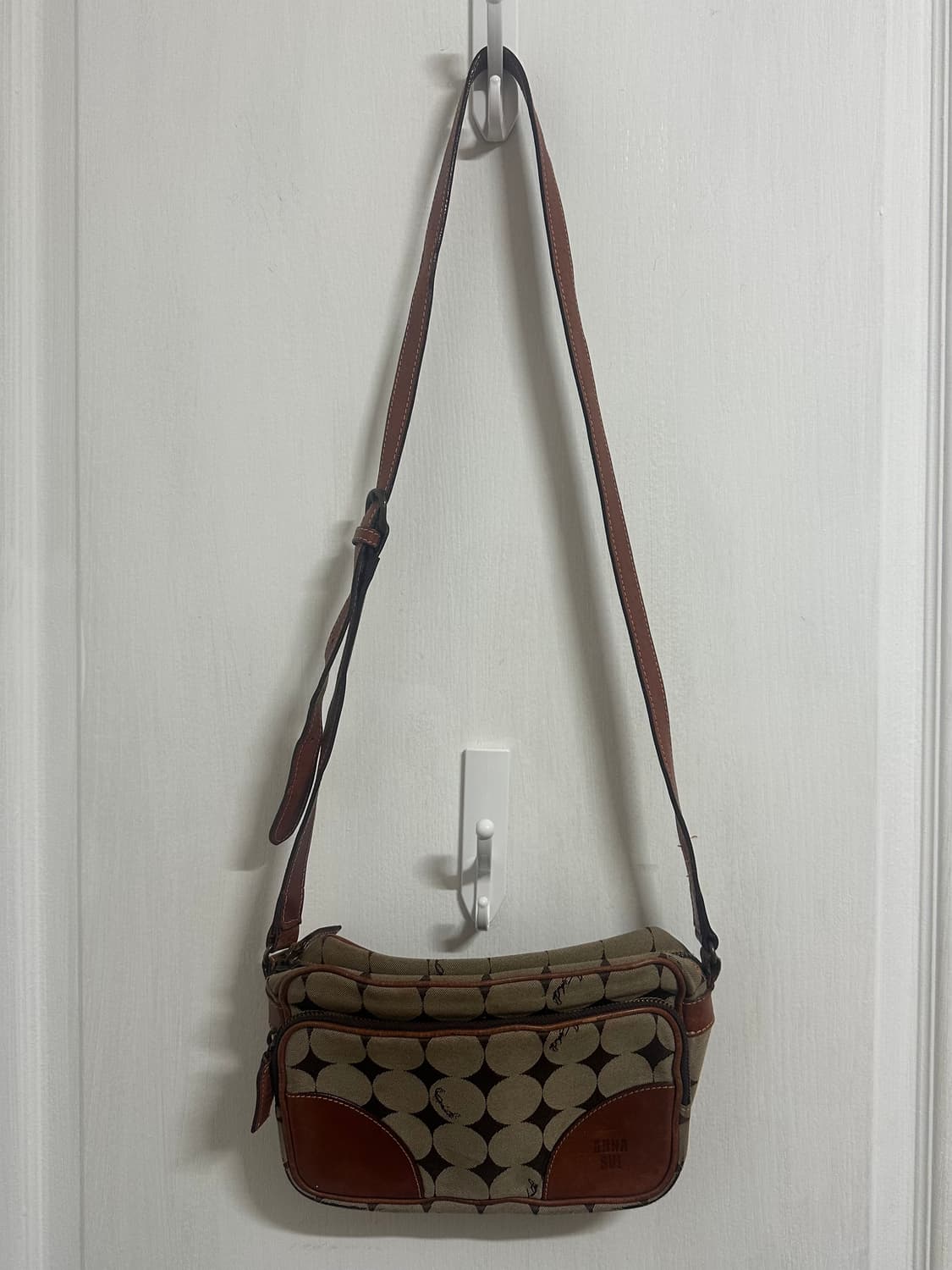 안나수이 도트 브라운 크로스백 상품이미지1