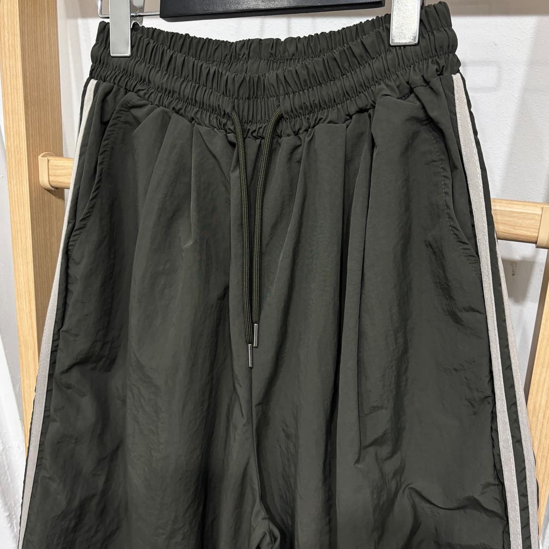 [새상품] 두줄 사이드라인 바스락 밴딩 와이드팬츠 상품이미지2