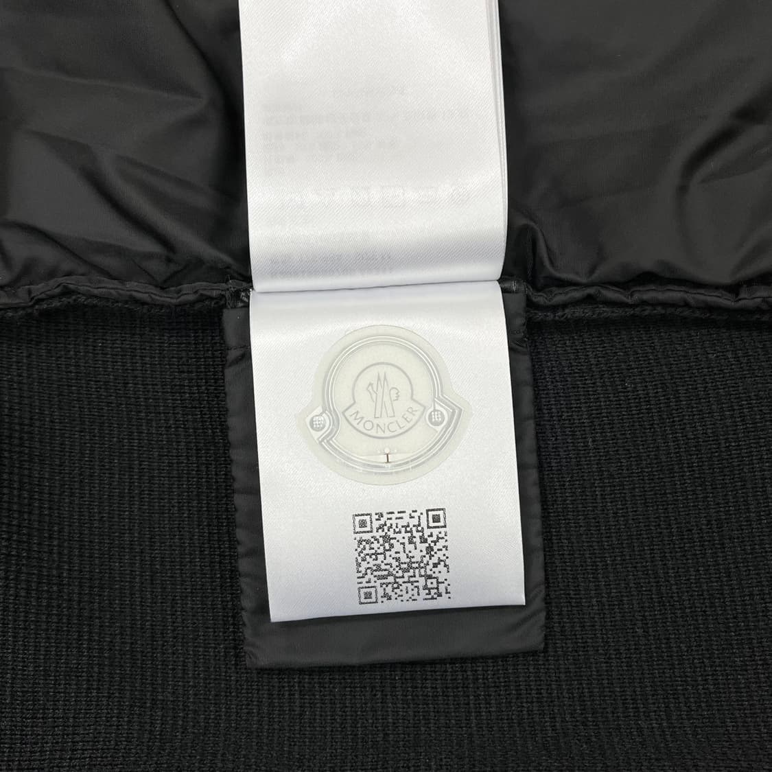 [25년식/M사이즈] 몽클레어 니트패딩 와펜 로고 김현우 패딩 블랙 상품이미지8