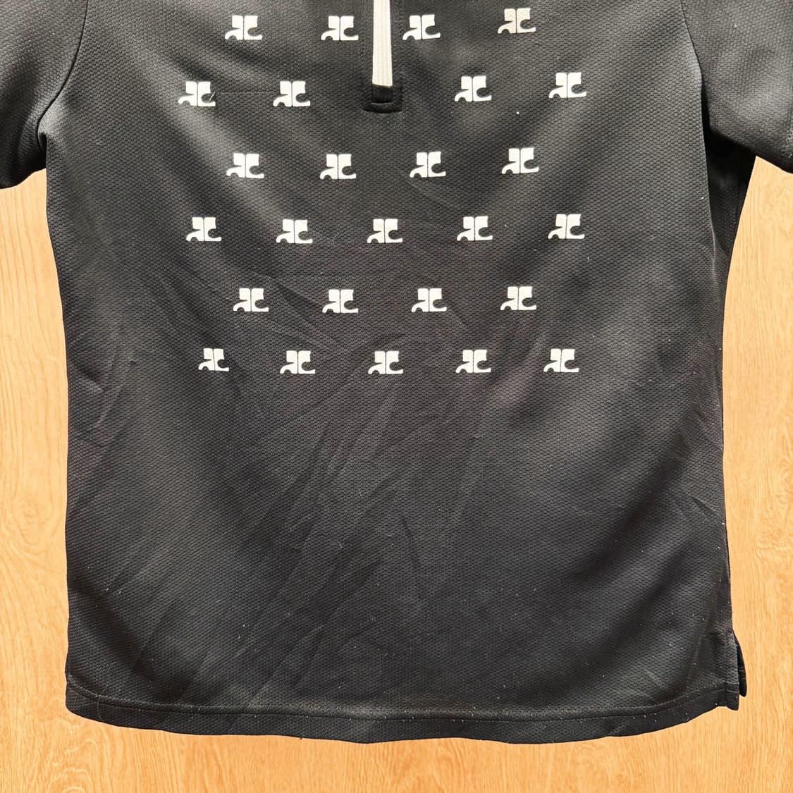 꾸레쥬 하프 집업 반팔 티셔츠 올오버 로고 패턴 슬림핏 블랙 상품이미지5