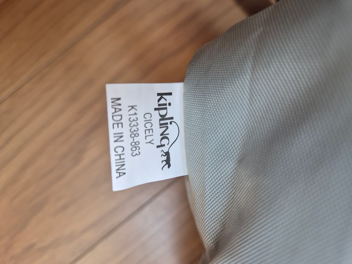 키플링 시셀리 숄더백 회색 제품입니다. 넉넉한 수납공간으로 데일리백으로  상품이미지6