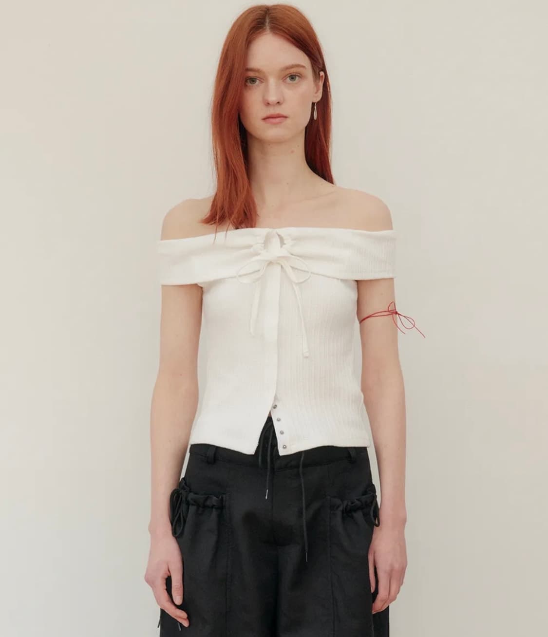 유즈 STRING OFF SHOULDER TOP - IVORY 상품이미지1