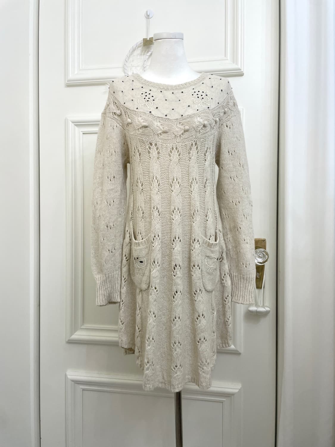 ivory embroidery point twist pocket swea 상품이미지1