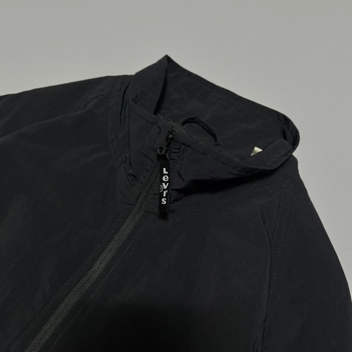 리바이스(Levi's) 블랙컬러 양면 프린트 로고 나일론 윈드브레이커 상품이미지4