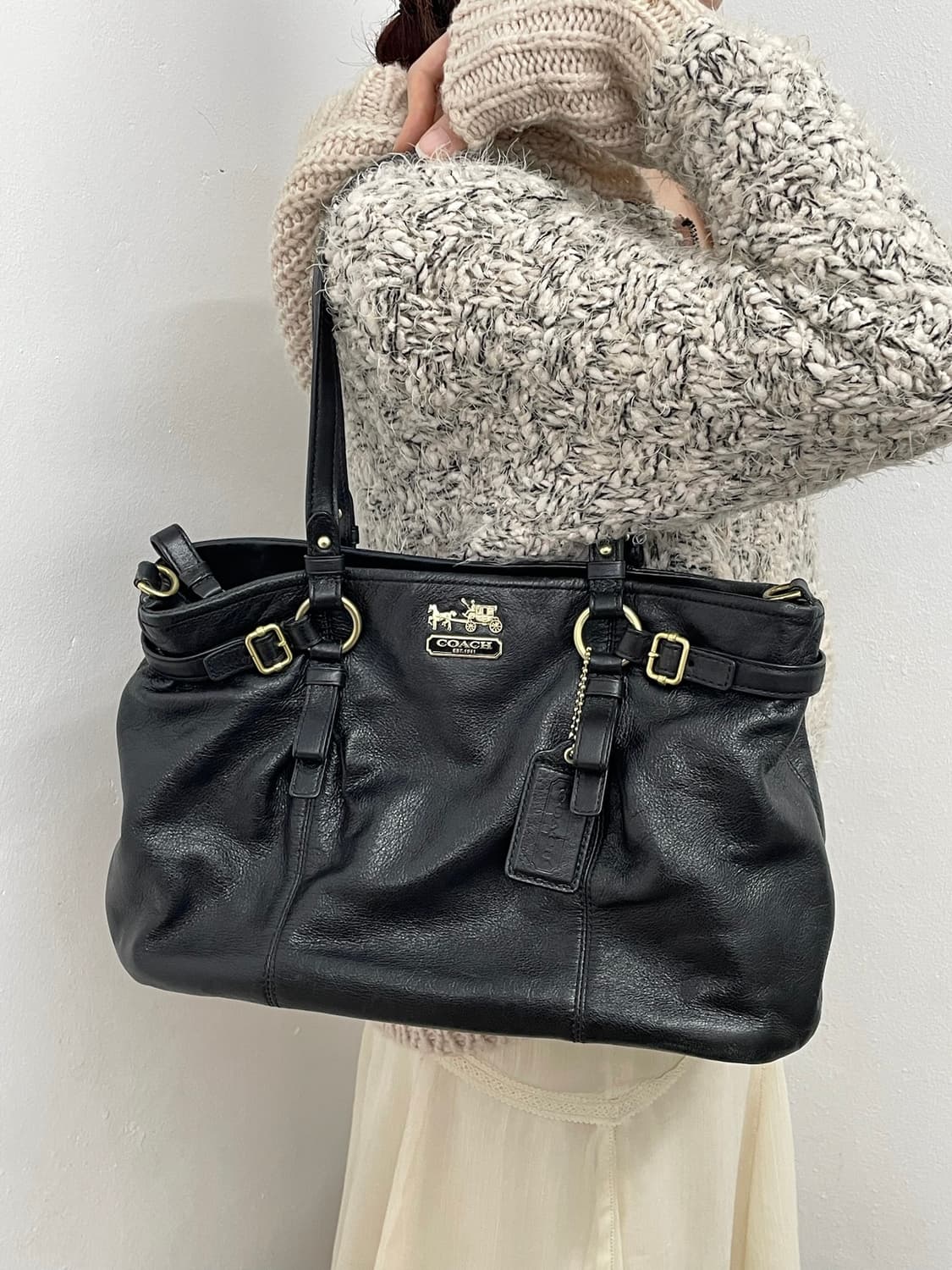 코치 블랙 레더 스트랩 숄더백 상품이미지2