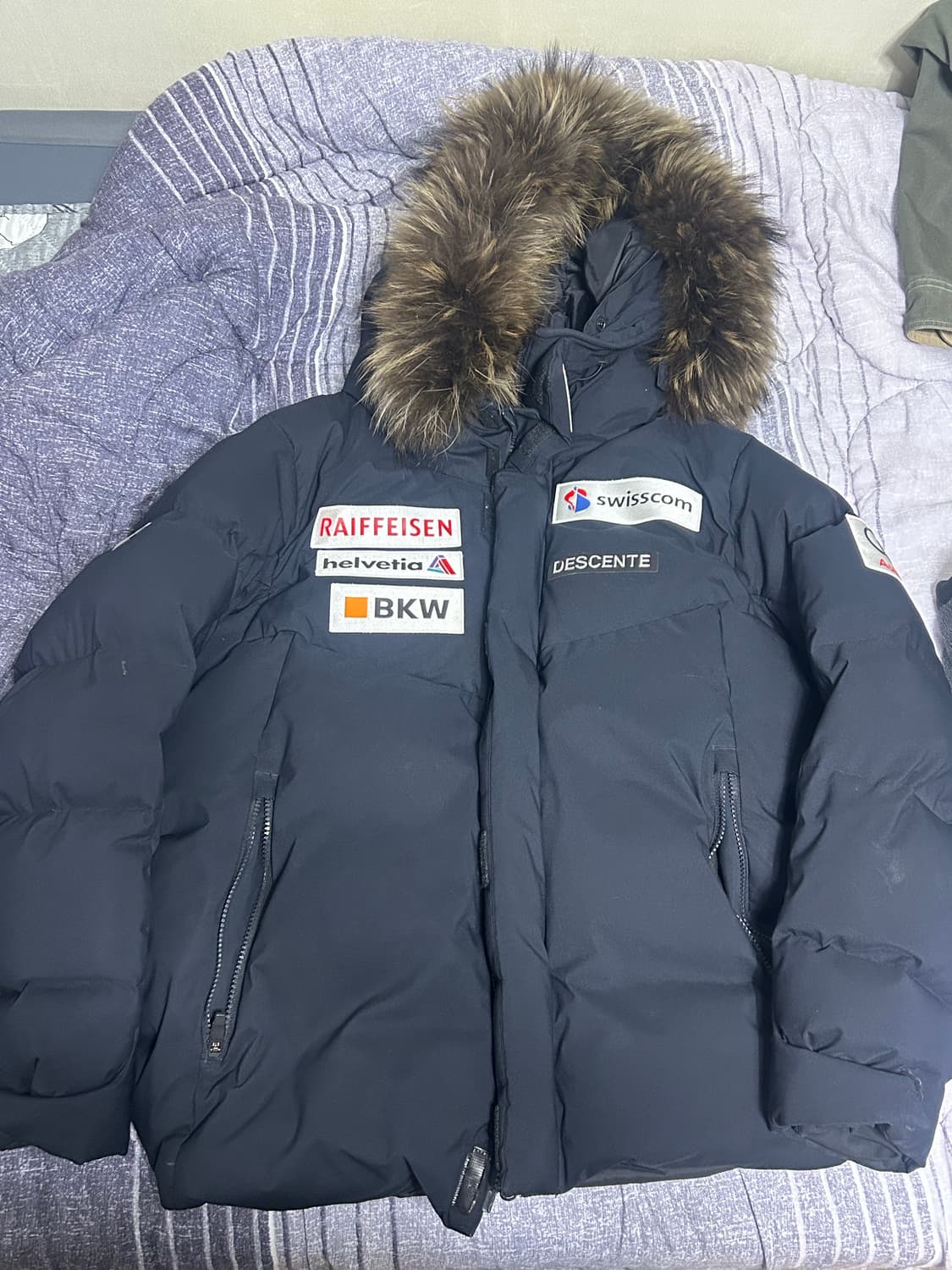 데상트 스위스 스키팀 패딩 L 급처 상품이미지1