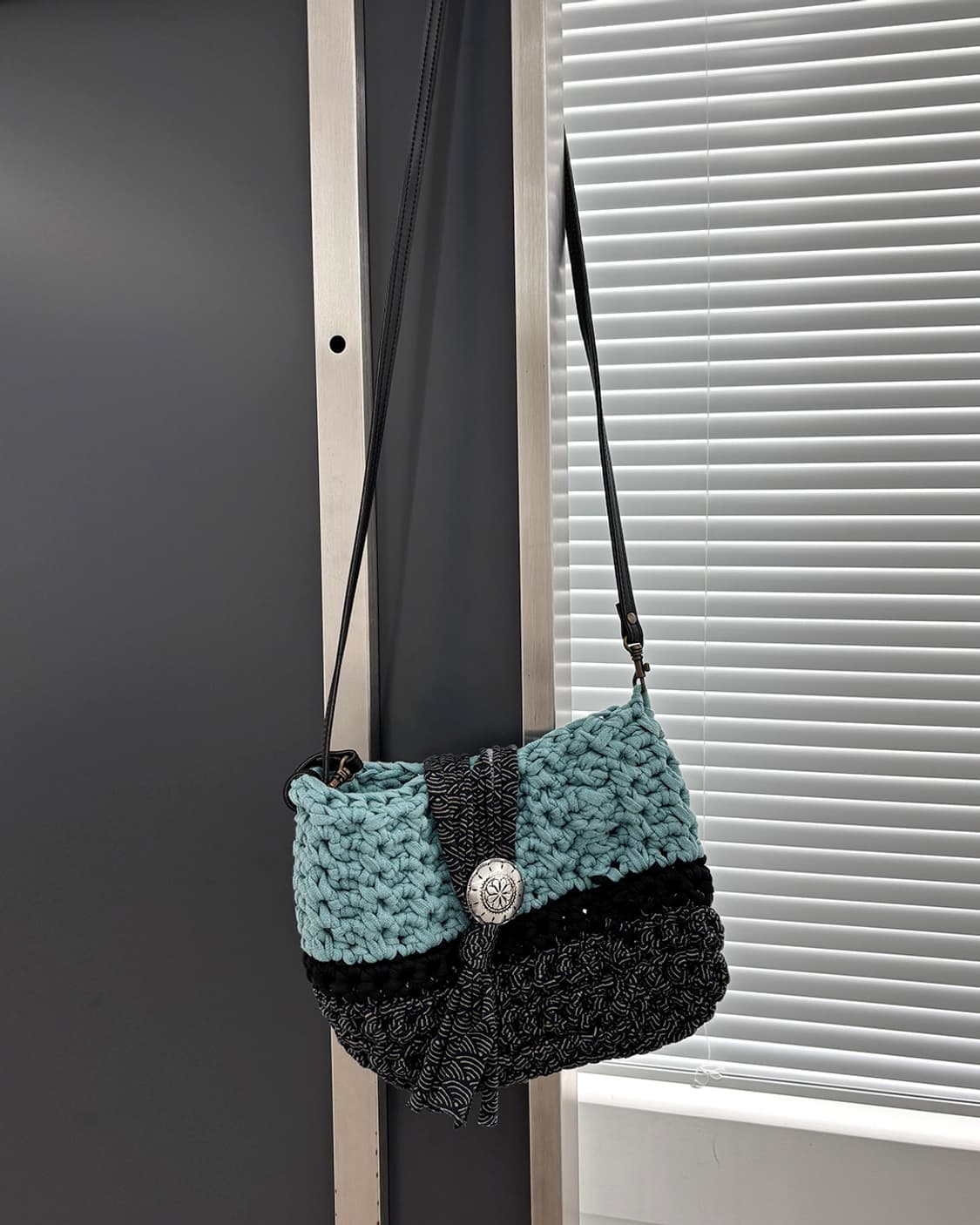 애쉬 아쿠아 콘트라스트 배색 위빙 빈티지 크로스 백 상품이미지1