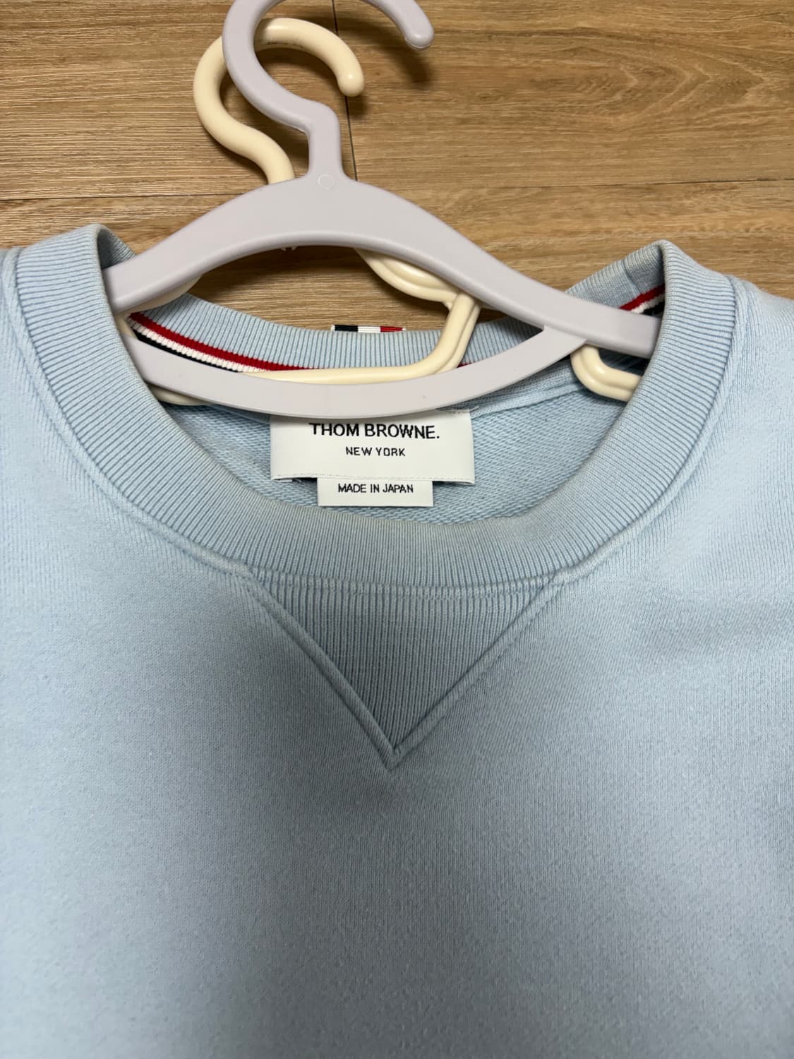 톰브라운 라이트 블루 맨투맨 판매 상품이미지3