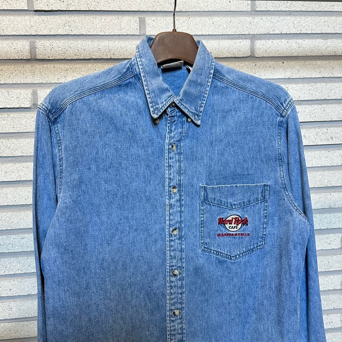 하드락카페 데님 긴팔셔츠 레터링 로고 자수 원포켓 디테일 중청 상품이미지4