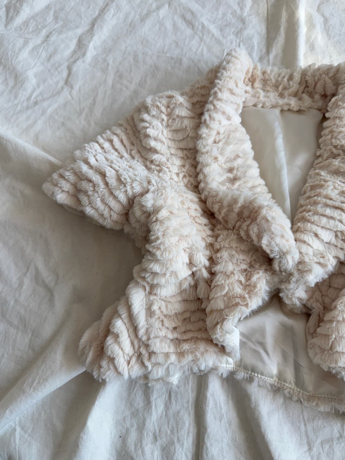 라이트베이지 페어리 폭닥 크롭 퍼 볼레로 상품이미지2