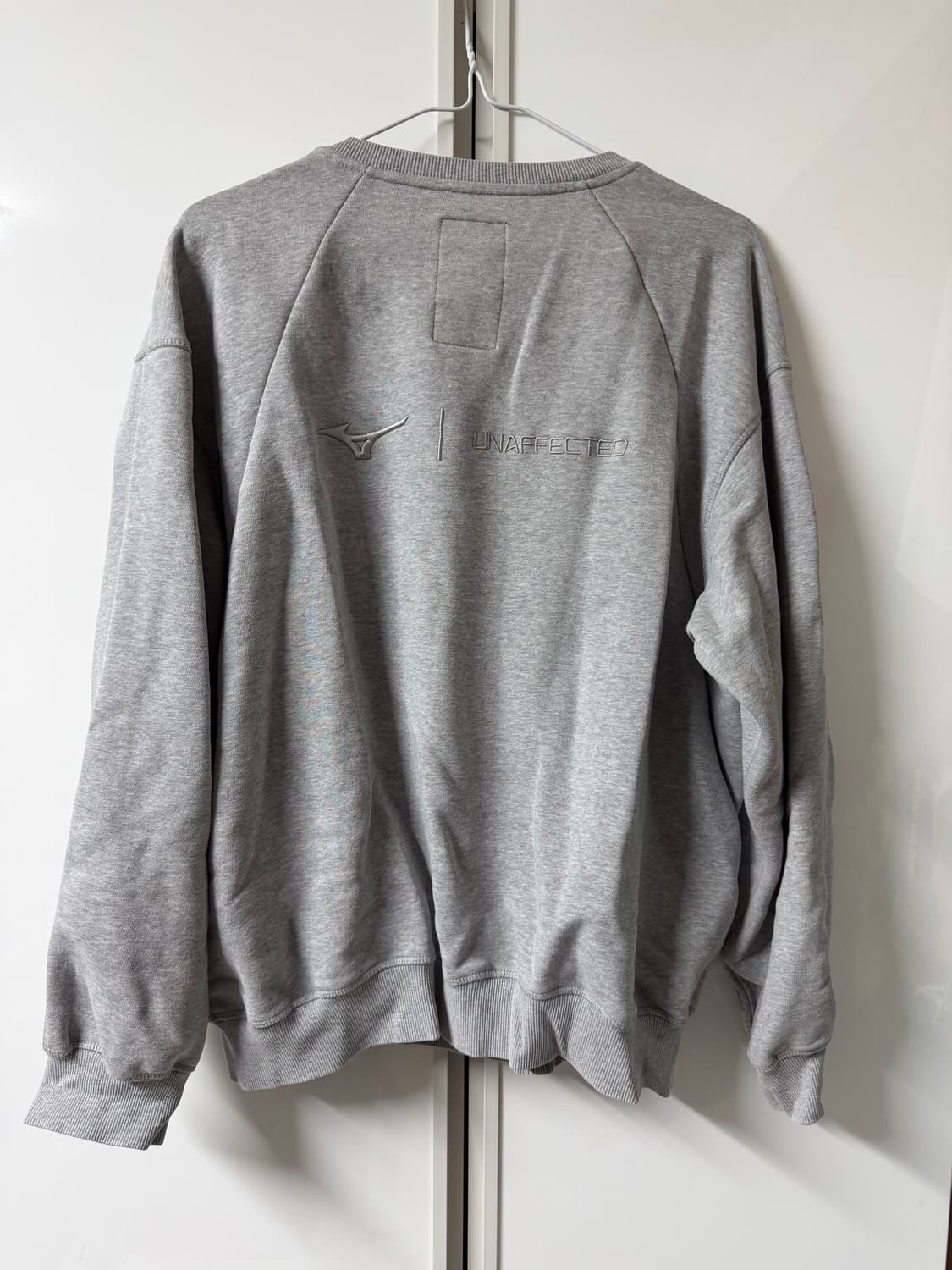 미즈노 언어펙티드 그레이 맨투맨 상품이미지2