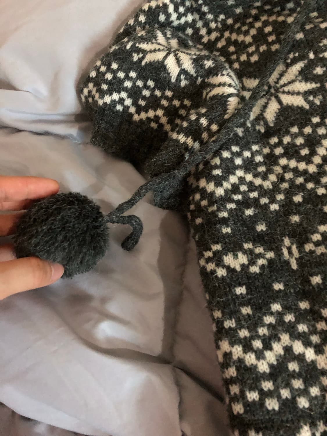 노르딕 차콜 후드 니트 원피스 폼폼 니트 상품이미지2