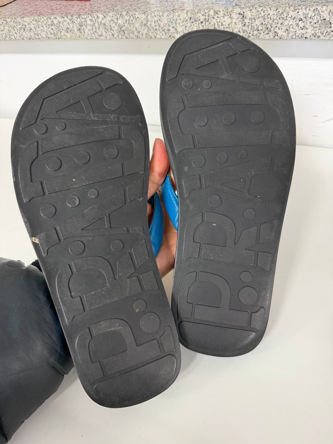 정품) 프라다 남성 블루 쪼리 슬리퍼 7(260) 상품이미지8