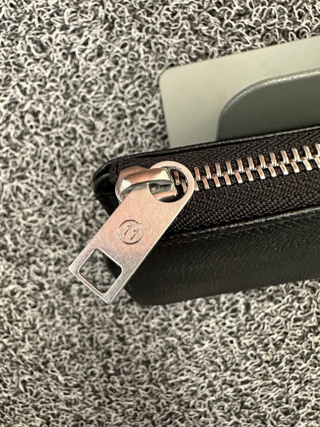 메종 마르지엘라 블랙 레더 지퍼 장지갑 상품이미지4