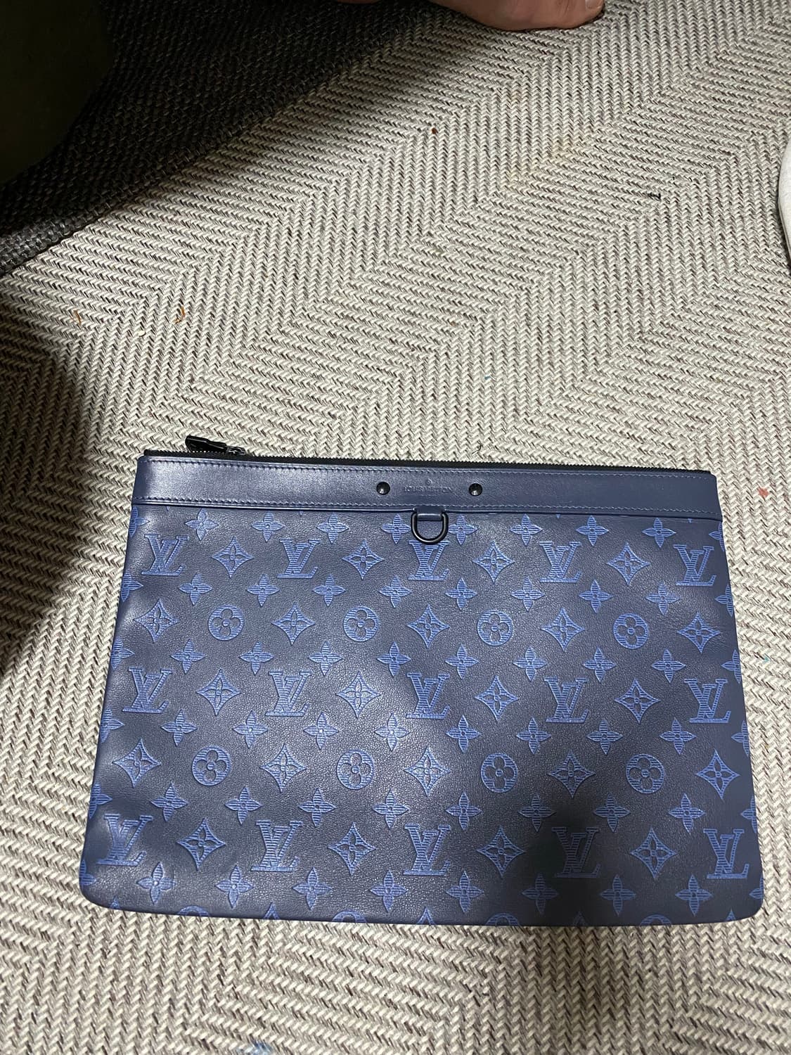 루이비통 이클립스 쉐도우 포쉐트 디스커버리 클러치 네이비 상품이미지9