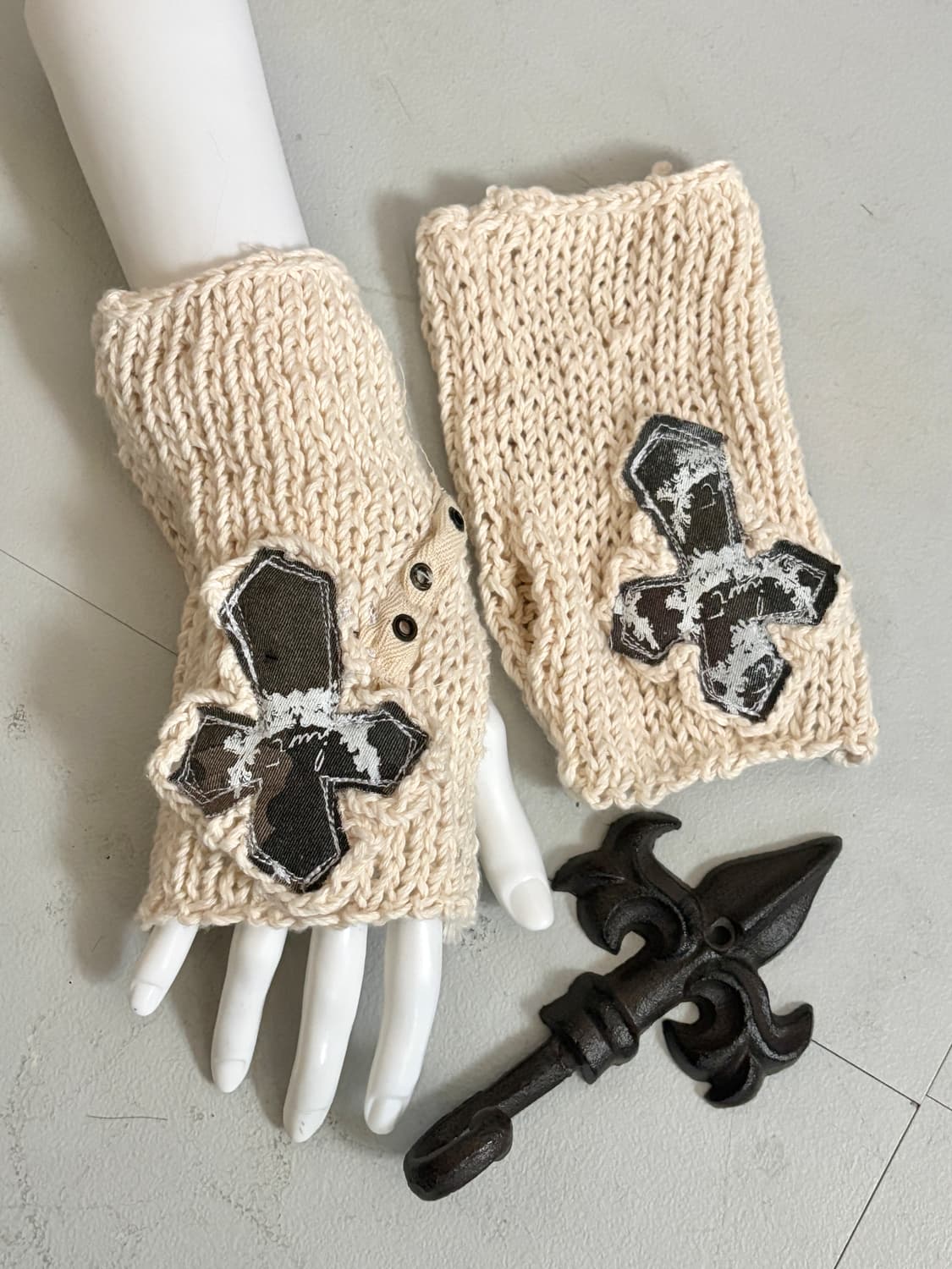 • Ivory Crochet Cross Eyelet Hand Warmer 상품이미지1