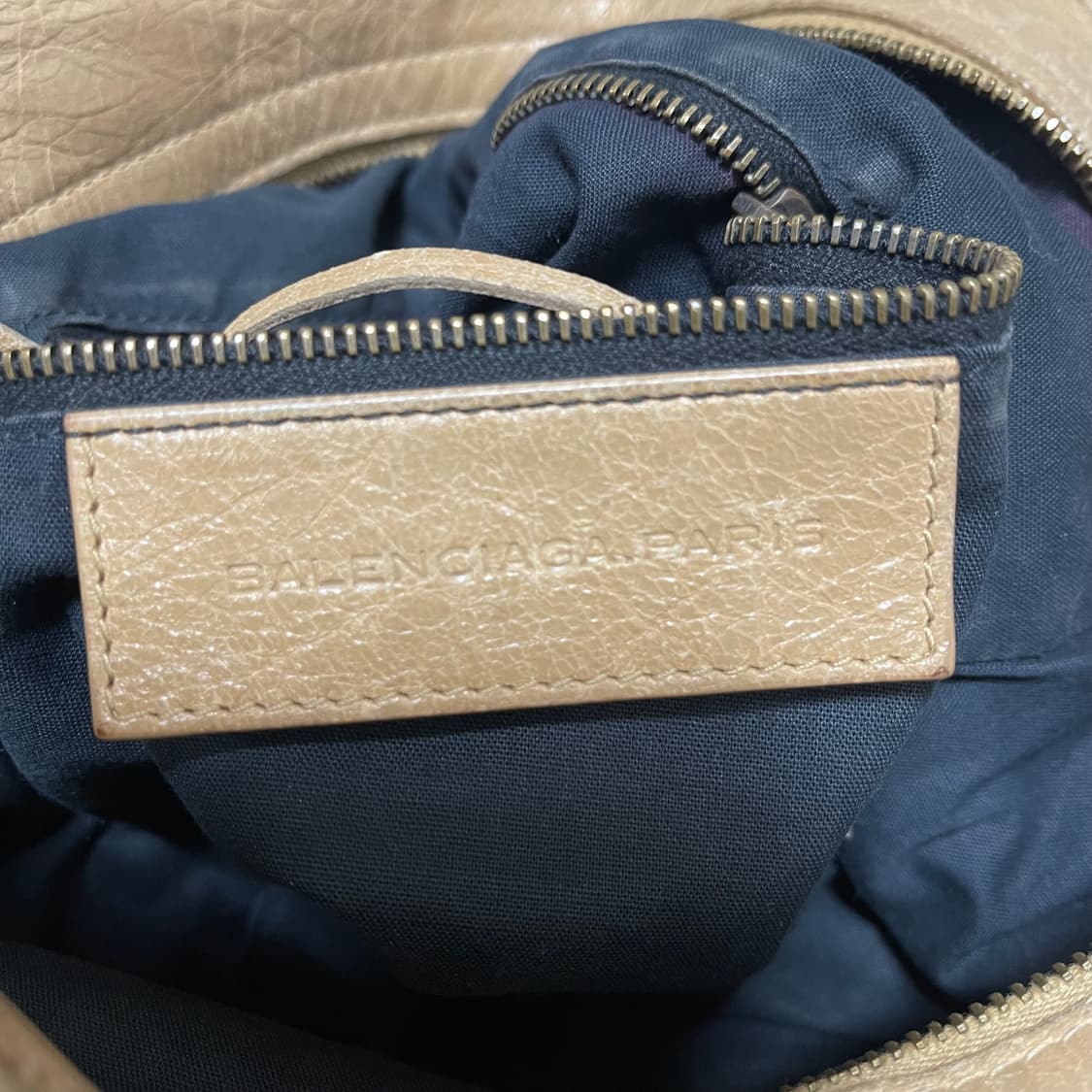 [OS] Balenciaga 레더 베이지 모터백 상품이미지8